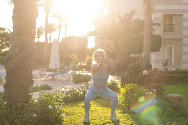 Donna che fa yoga all'aperto in hotel — Foto Stock