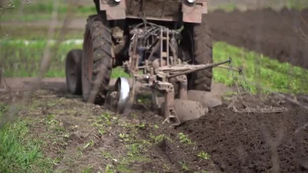 Vieux tracteur sur les hauts plateaux. Agriculture . — Video