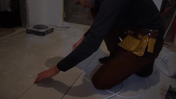 Reparador que pone suelo laminado en casa. — Vídeos de Stock