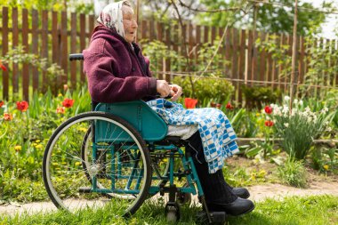 Tekerlekli sandalyede oturan yaşlı kadın üzgün ve endişeli görünüyor. depresyon, sağlık ve yaşlılara bakıcılık