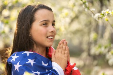 Amerika için dua eden tatlı küçük kız, Amerika bayrağı taşıyan küçük kız.