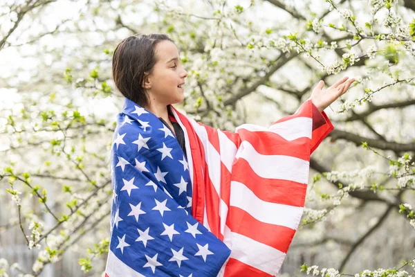 Feliz adorable niña sonriendo y ondeando la bandera americana afuera. Niño sonriente celebrando el 4 de julio - Día de la Independencia —  Fotos de Stock