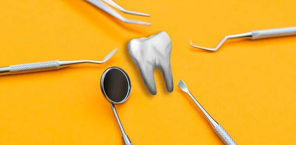 义齿和牙科器械放在桌上.牙科服务概念 — 图库照片