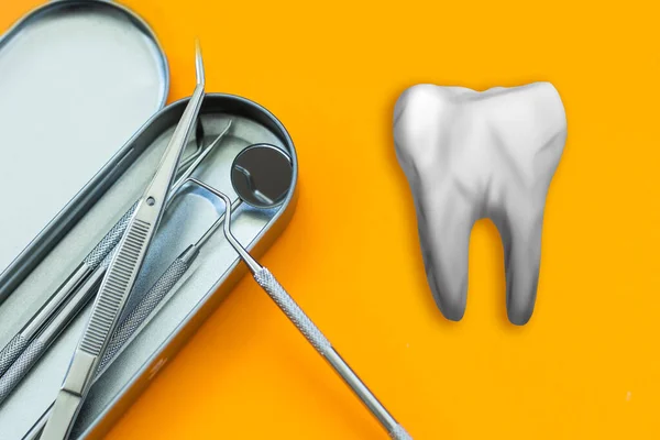 义齿和牙科器械放在桌上.牙科服务概念 — 图库照片