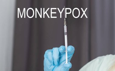 Kadın bir doktor tarafından koronavirüse karşı aşı olan yaşlı bir kadın.