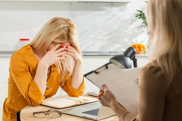 Psykolog trösta en deprimerad kvinna under en psykoterapi session på kontoret, dam behöver professionell hjälp — Stockfoto