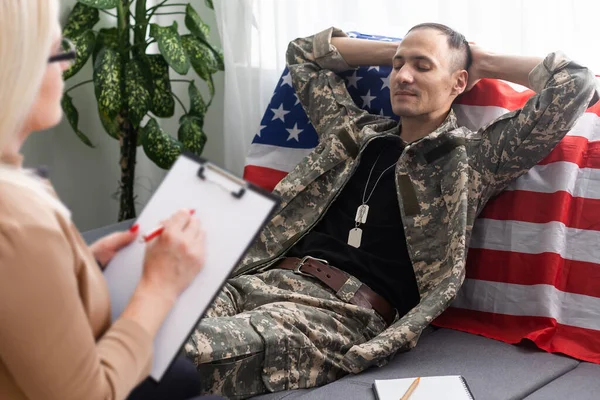 미국 군대 심리학자, 미국 국기 — 스톡 사진