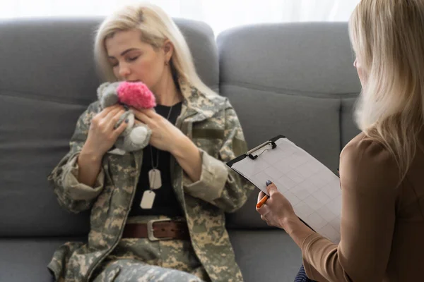 Gaziler ve Zihinsel Terapi. Asker kadın ve psikoterapist ofiste toplantı sırasında koltukta oturuyorlar. — Stok fotoğraf
