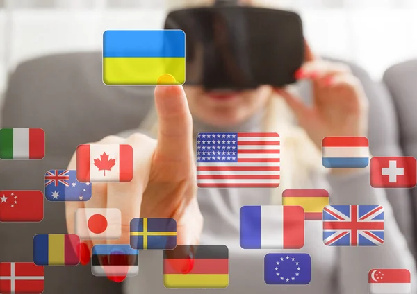 Hand drücken auf ein Touchscreen-Interface, Wahl der Ukraine. Flaggen der Welt — Stockfoto