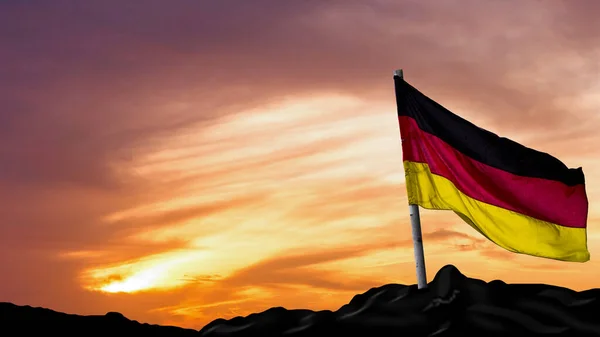 Deutsche Fahne flattert im Wind, blauer Himmel mit weißen Wolken im Hintergrund — Stockfoto