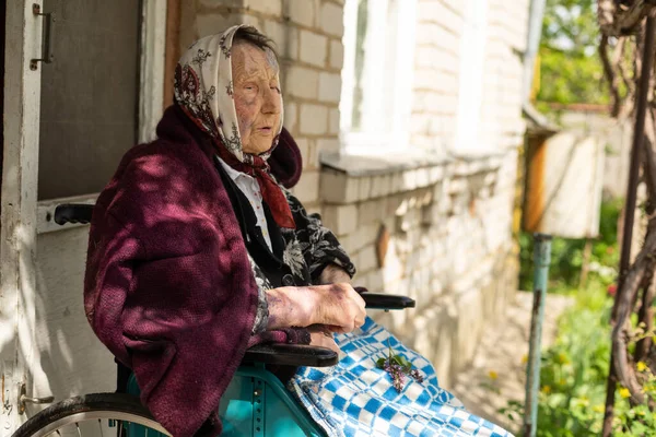 Дуже стара старша жінка в інвалідному візку — стокове фото