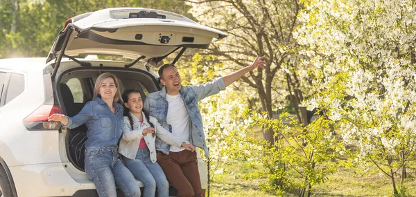 Happy family ready to go for a ride on their car. — Stock Photo, Image