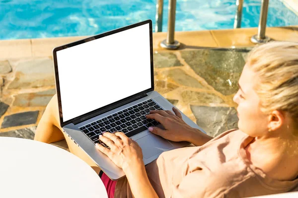 Laptop com tela em branco perto da piscina — Fotografia de Stock