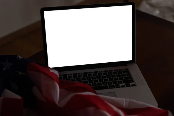 Bandiera degli Stati Uniti. computer portatile con schermo vuoto — Foto Stock