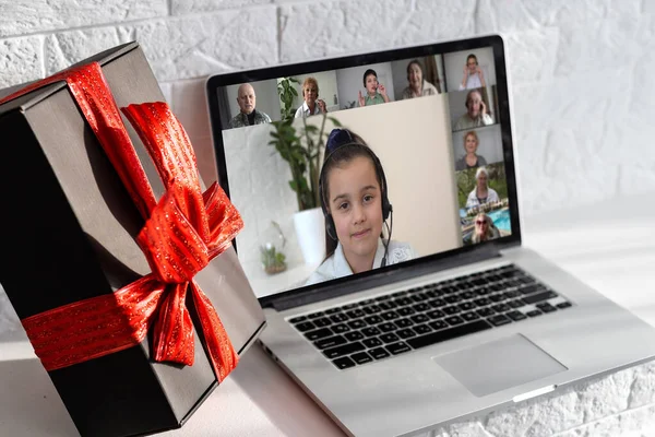 Réunion virtuelle de Noël équipe de télétravail. Téléconférence vidéo familiale Vue de l'écran de webcam de l'ordinateur. partie en ligne — Photo