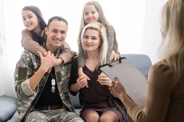 Family talking with family counselor. Smiling parents with child discussing with counselor. Multiethnic family meeting a financial agent. — Stock Photo, Image