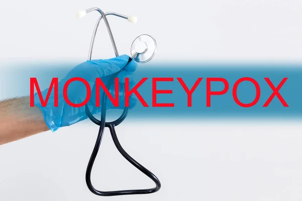 Kifejezés: MONKEYPOX sztetoszkóppal írva. Orvosi és egészségügyi koncepció. — Stock Fotó