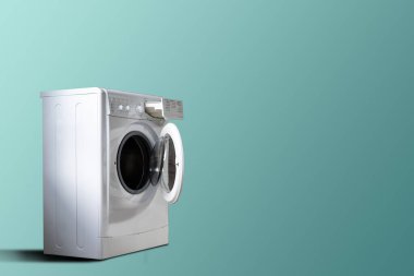 Çamaşır odasında çamaşır makinesi mavi duvarda, kopyalama alanı.