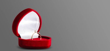 Yüzüklü kutu, evlilik teklifi.