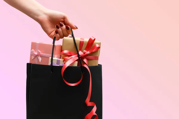 Close-up vrouw houdt in de hand pakket van geschenken — Stockfoto