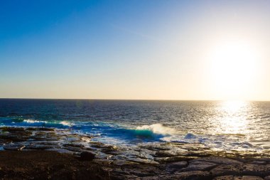 Denizde akşam sahnesi, taşlar, sakin okyanus