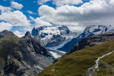 İsviçre Alpleri 'nin tepesindeki dağ katmanlarından oluşan bir manzara.
