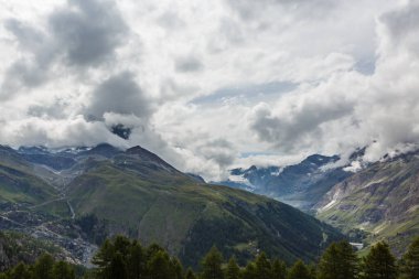 bulutlu panorama dağları, İsviçre