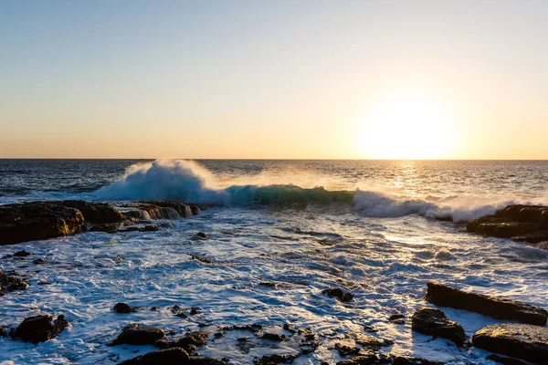 Klidné mořské pobřeží s kameny za soumraku, přírodní moře pozadí — Stock fotografie