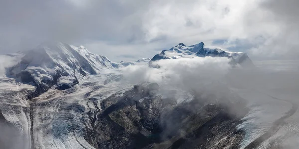 Panorama de la capa de nubes desde la cima de la montaña sobre los Alpes suizos — Foto de Stock