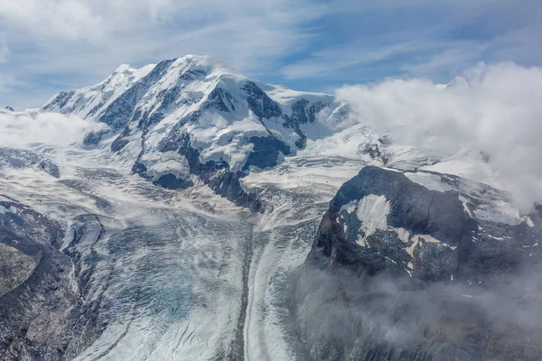 Panorama de impresionantes montañas y glaciares de arriba, Suiza. — Foto de Stock