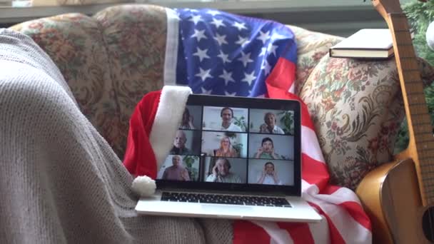 Laptop com bate-papo por vídeo para o Natal e bandeira dos EUA — Vídeo de Stock