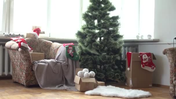 Belo fundo de Natal. Árvore de Natal e meias de Natal. preparação de Natal — Vídeo de Stock