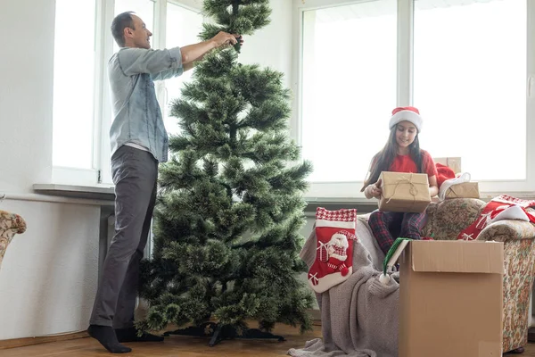 Giovane padre con daugter decorare albero di Natale insieme — Foto Stock