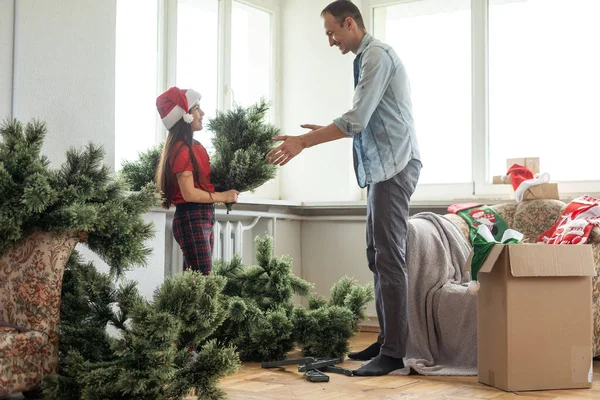 Πατέρας και κόρη συναρμολόγηση χριστουγεννιάτικο δέντρο, χαμογελώντας - Χριστούγεννα, διακοπές, έννοια του χειμώνα, οικογενειακή δραστηριότητα. — Φωτογραφία Αρχείου