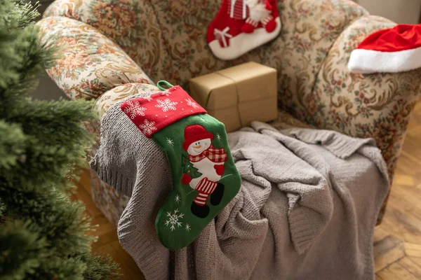 Szenteste. piros színű díszített zokni lóg karácsonyfa bokeh fény háttér, nyaralás család, boldog új évet és boldog karácsonyt fesztivál koncepció, vintage szín hang hatása — Stock Fotó