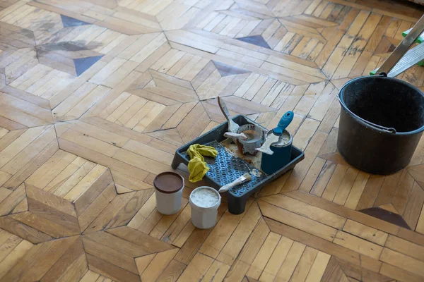 改装された茶色のオークの寄木細工、復興古い家のシンボル、木製のオークの寄木細工の床の背景. — ストック写真