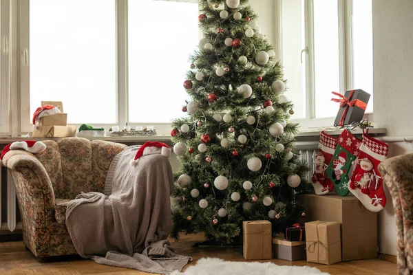 Εσωτερικά Χριστούγεννα. μαγικό λαμπερό δέντρο, δώρα — Φωτογραφία Αρχείου