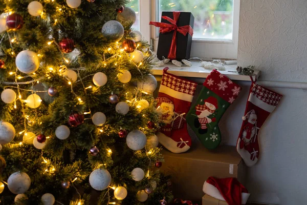 Noël, Nouvel An intérieur, sapin décoré avec guirlandes et boules — Photo