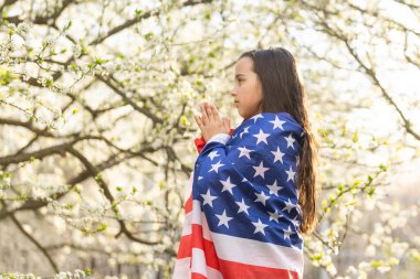 4 Temmuz: Heyecanlı Küçük Kız Bayrakları Tutuyor.