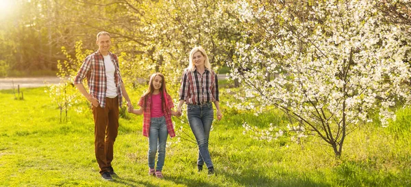 Família Feliz Passar Bom Tempo Juntos Primavera Jardim Florido — Fotografia de Stock