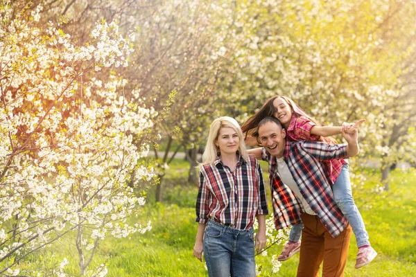 Família Feliz Passar Bom Tempo Juntos Primavera Jardim Florido — Fotografia de Stock