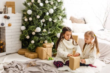 Noel, Noel, kış, mutluluk konsepti. Oynayan iki sevimli kız..