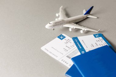 Pasaportlu uçuş biletleri, uçak modeli, beyaz arka planda izole edilmiş..
