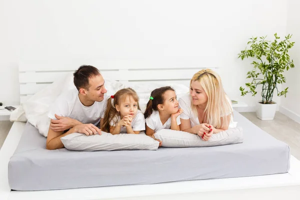 Ung Familj Med Små Barn Till Sängs Sovrummet — Stockfoto