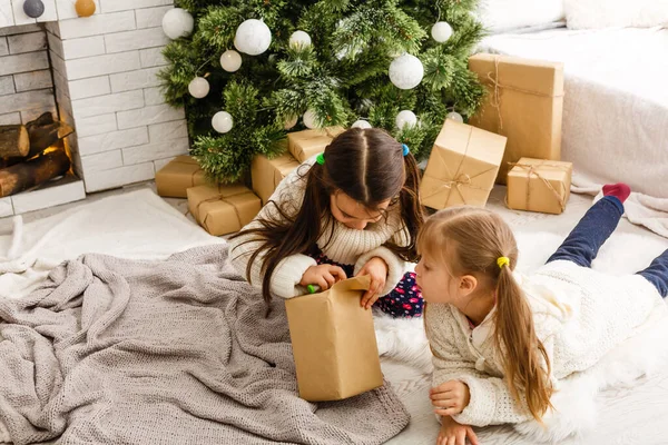 Weihnachten Weihnachten Winter Glückskonzept Zwei Entzückende Mädchen Spielen — Stockfoto