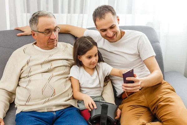 Nonno Nipote Padre Con Smartphone Casa — Foto Stock