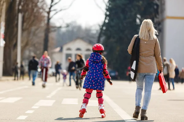 Jong Gelukkig Schaatser Proberen Spannende Outdoor Activiteit — Stockfoto