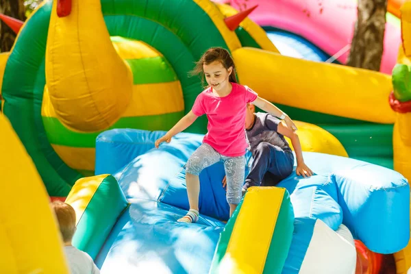 Feliz Niña Teniendo Montón Diversión Castillo Salto Durante Deslizamiento —  Fotos de Stock