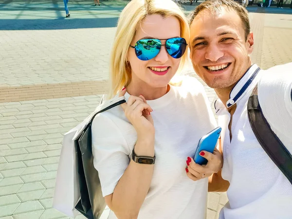 Sommerurlaub Technik Liebe Beziehung Und Dating Konzept Lächelndes Paar Beim — Stockfoto