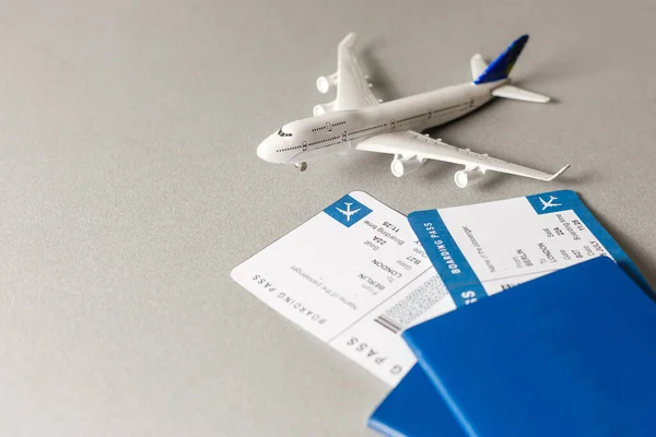 Flygbiljetter Med Pass Modell Flygplan Isolerade Vit Bakgrund — Stockfoto